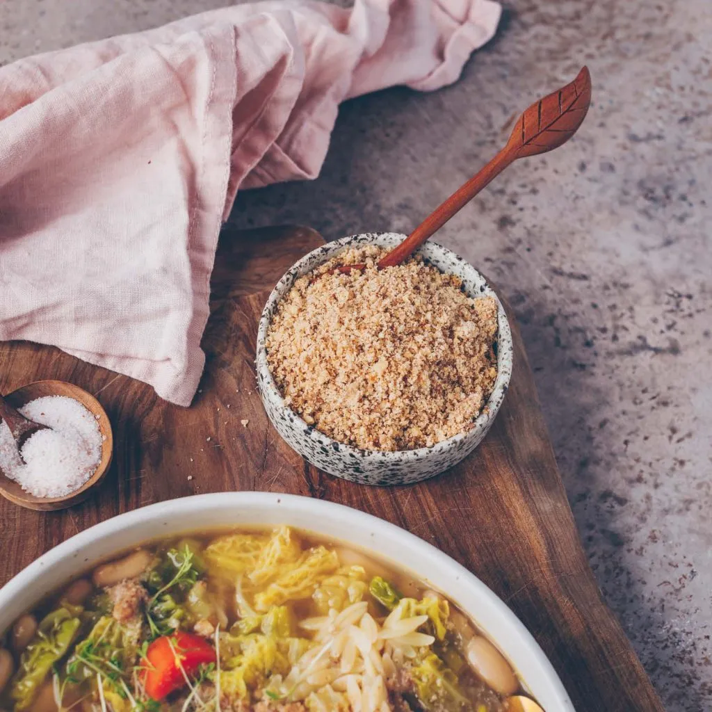Frische Karotten und Zwiebeln bereit für die Minestrone Suppe