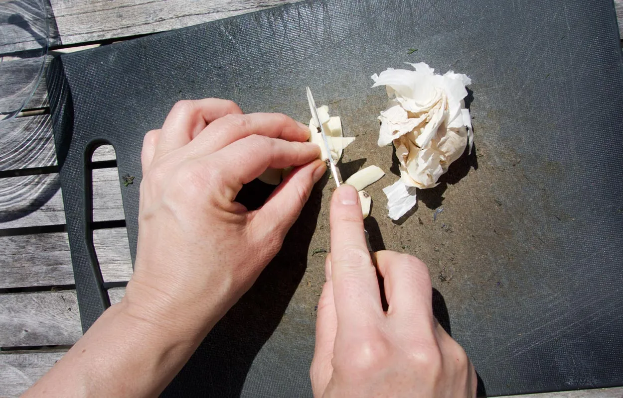 Frische Knoblauchzehen werden für die Pesto-Zubereitung fein gehackt, um das Aroma zu intensivieren.