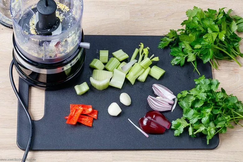 Frische Kräuter und Gemüse für Falafel