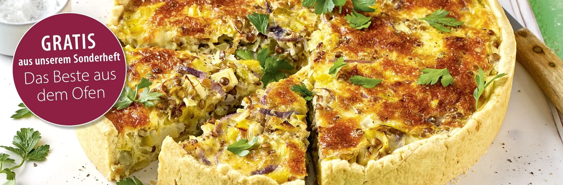 Frische Lauch-Berglinsen-Quiche mit goldbrauner Käsekruste, bereit zum Servieren