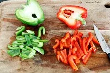 Frische Paprika schneiden für das griechische Salatdressing.