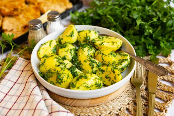 Frische Petersilienkartoffeln als klassische Beilage zu Pangasius