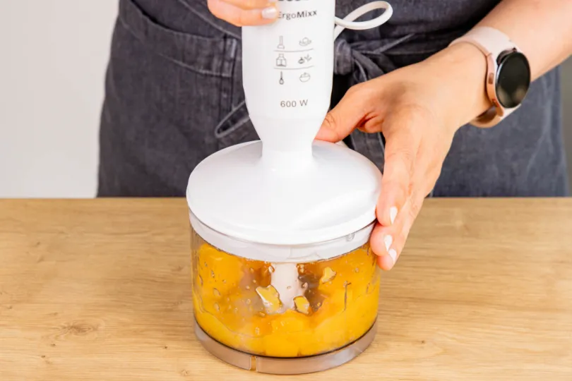 Frische Pfirsiche und Saft pürieren