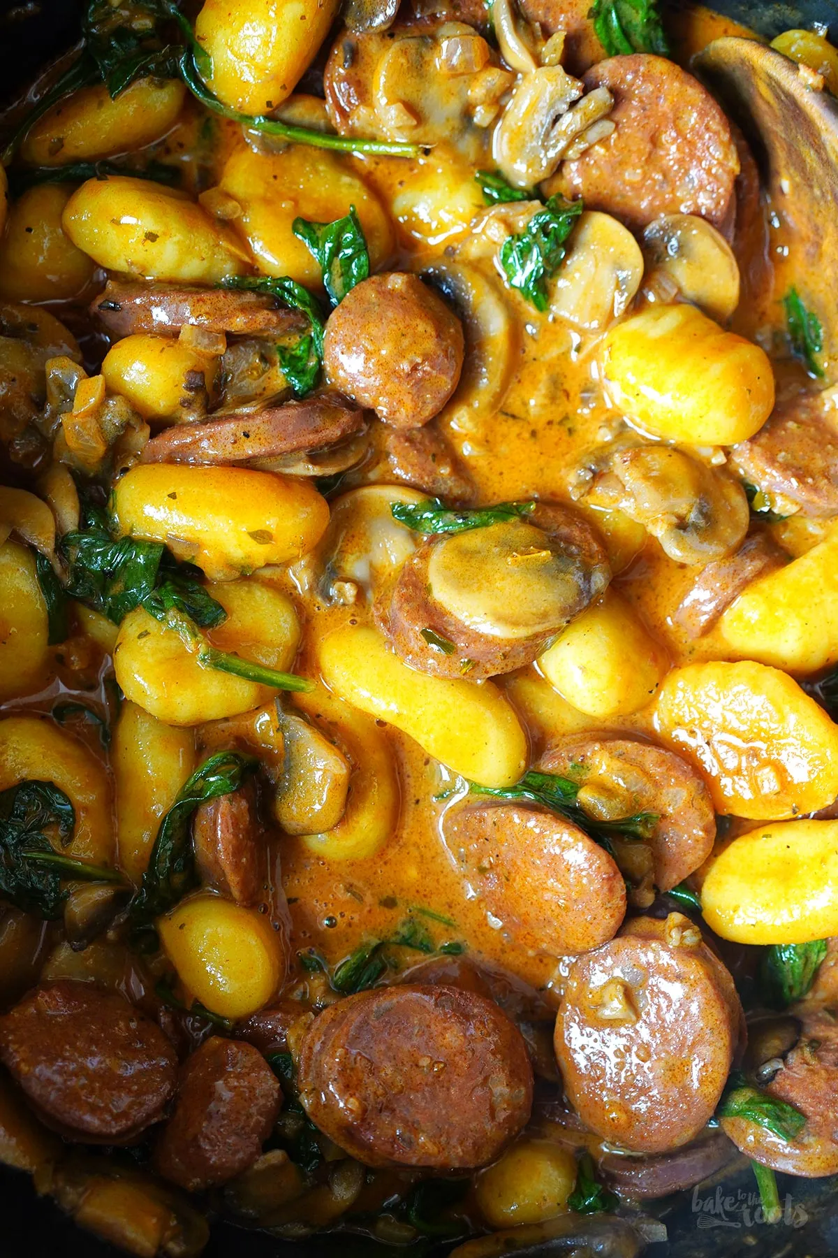 Frische Pilze und Chorizo werden in einem Topf angebraten, als Basis für die Gnocchi-Soße