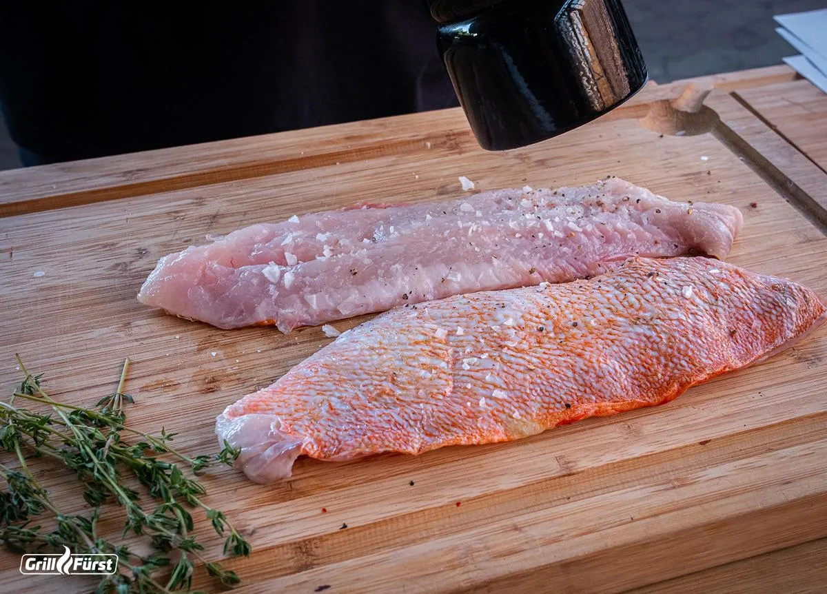 Frische Red Snapper Filets, bereit für exotische Fisch Grillrezepte im Karibik-Stil, ideal für Grillabende