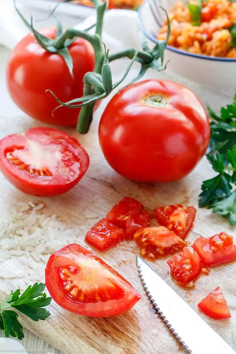 Frische, reife Strauchtomaten für einen aromatischen griechischen Reis