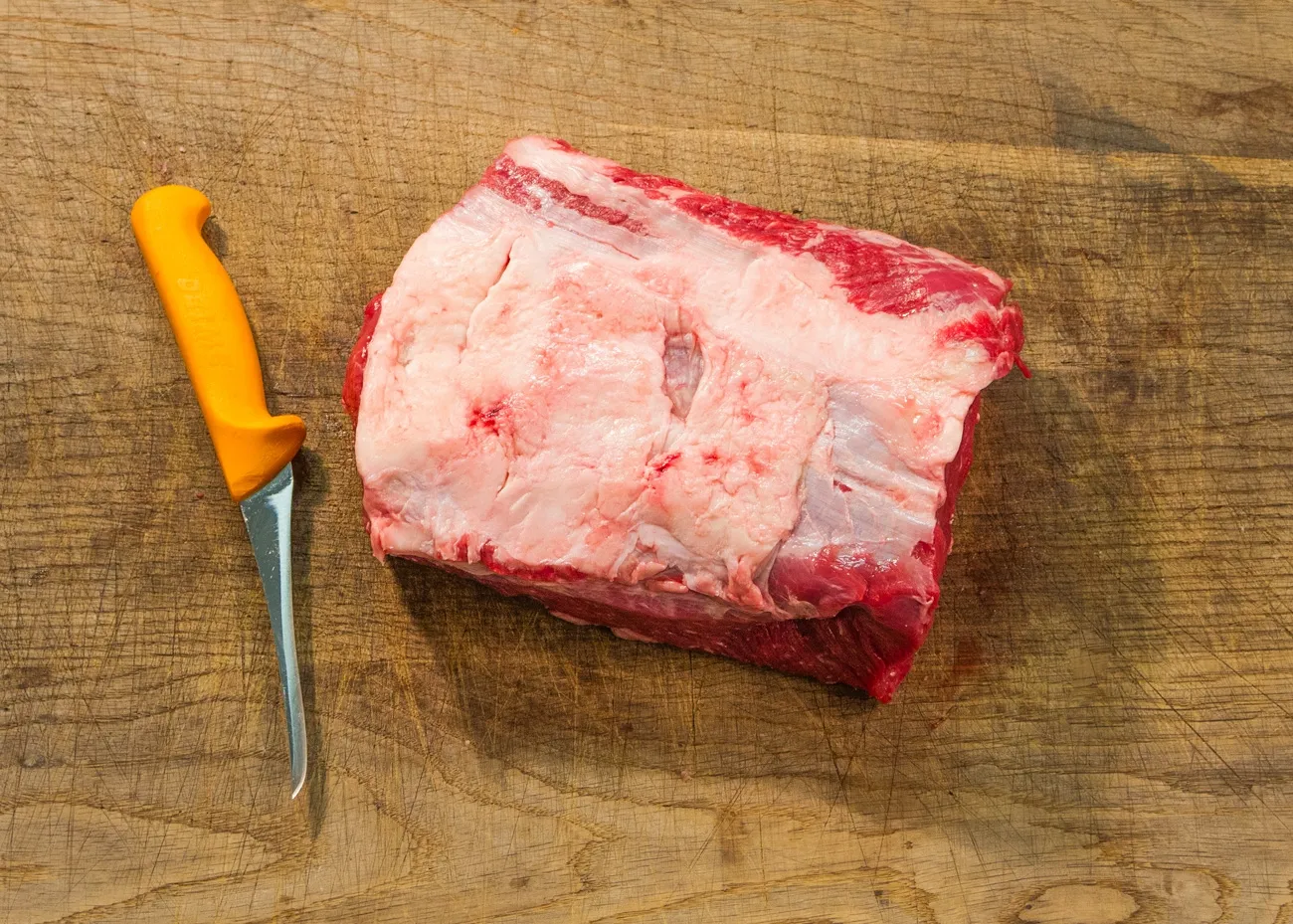 Frische Rinderlende in der Auslage, bereit zur Zubereitung