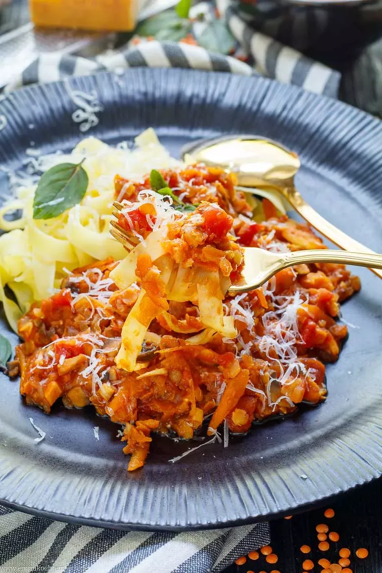 Frische rote Linsen Bolognese mit Tagliatelle und Basilikum garniert