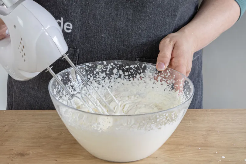 Frische Sahne wird steif geschlagen