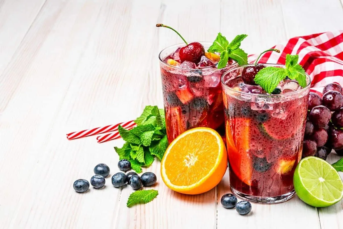 Frische Sangria mit Rotwein und einer Vielfalt an Früchten, perfekt als sommerliches Frauengetränk.