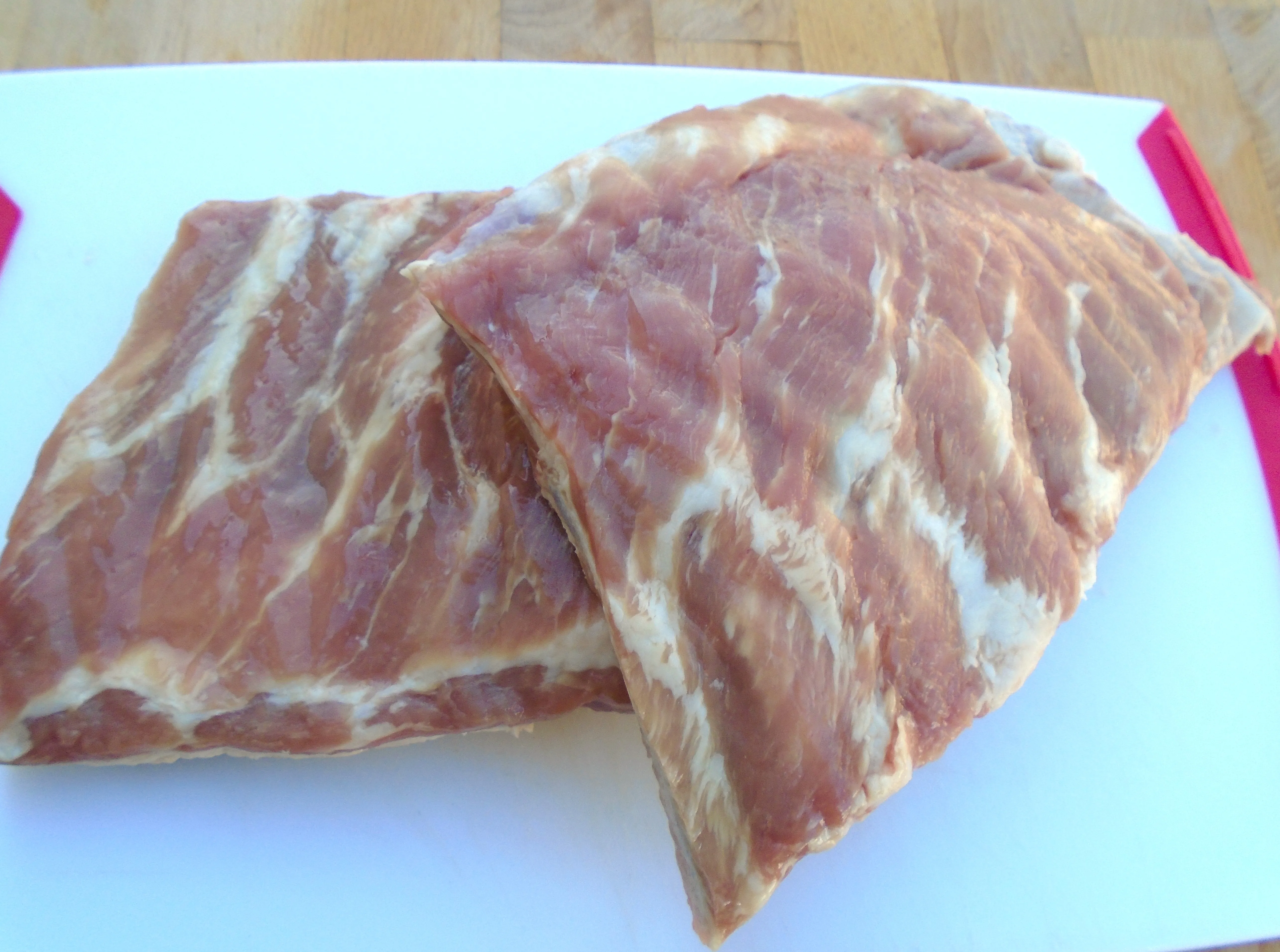 Frische Schweinerippchen als Ausgangspunkt für ein deftiges Schälrippchen-Gericht