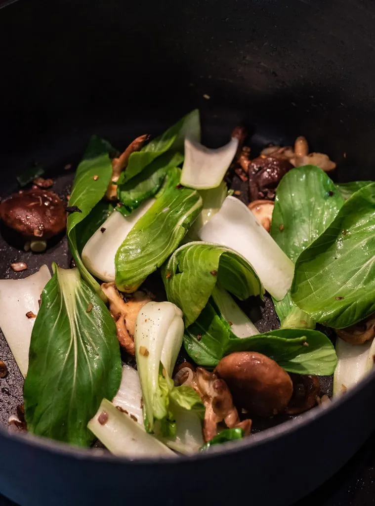 Frische Shiitake Pilze und knackiger Pak Choi für die schnelle Ramen Suppe