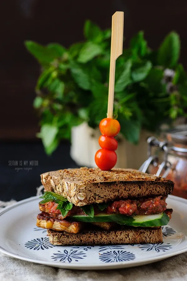 Frische Tomaten-Minz-Salsa auf einem Roggensauerteigbrot mit Tempeh und Gurke