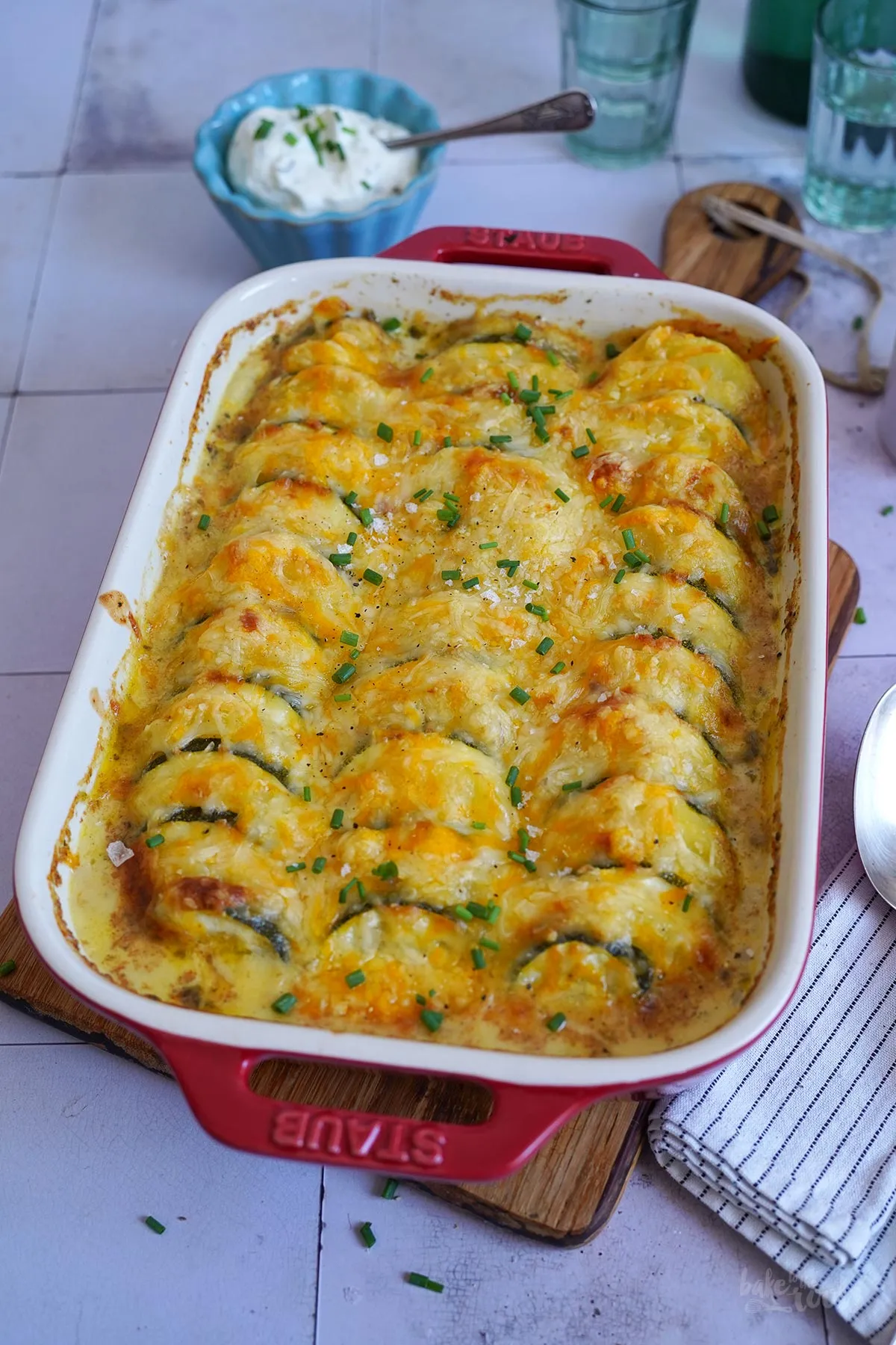 Frische Zucchini und Kartoffeln in Scheiben geschnitten, bereit für den Auflauf