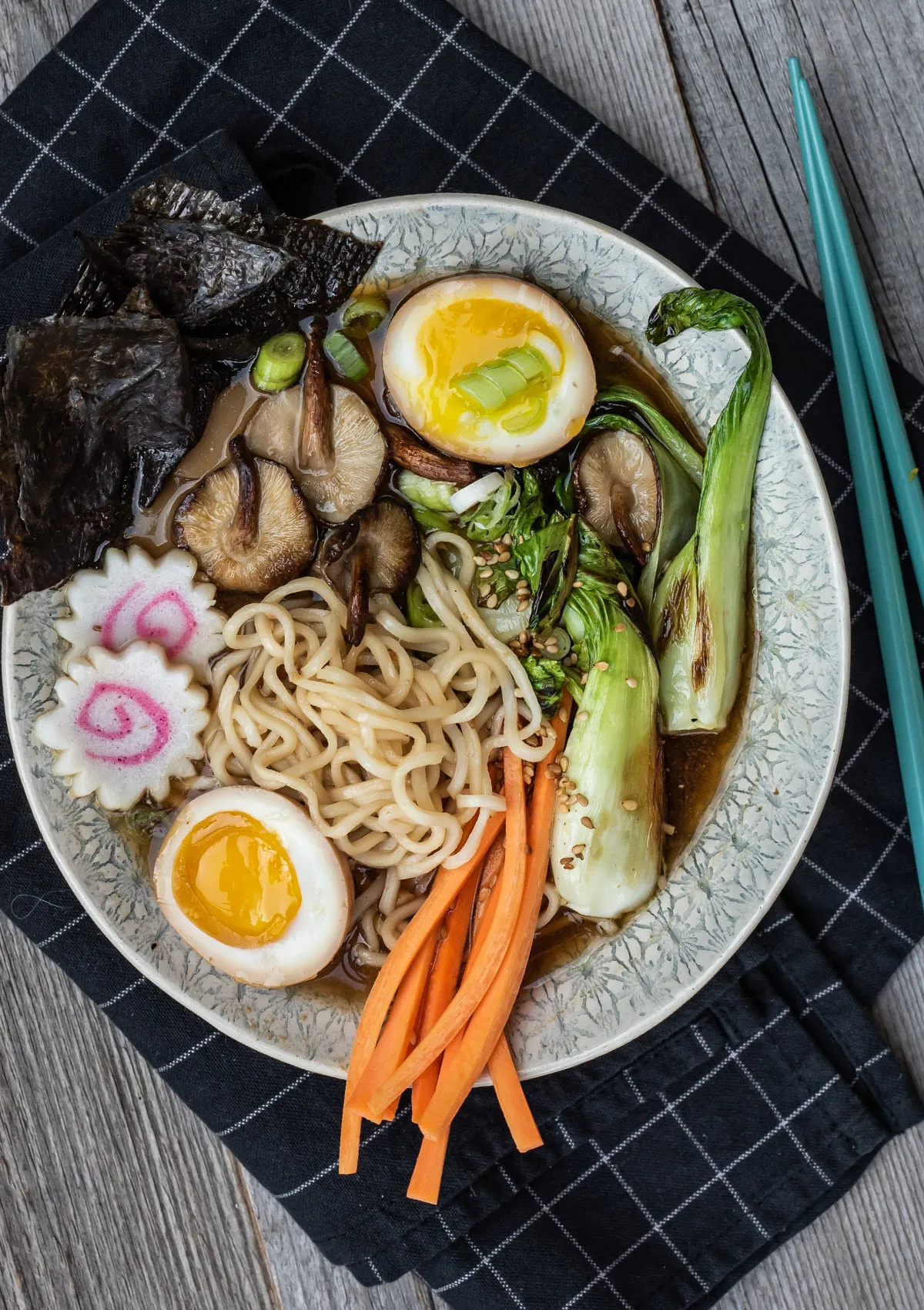 Frische Zutaten für das Ramen Suppe Rezept, darunter Shiitake Pilze und Pak Choi