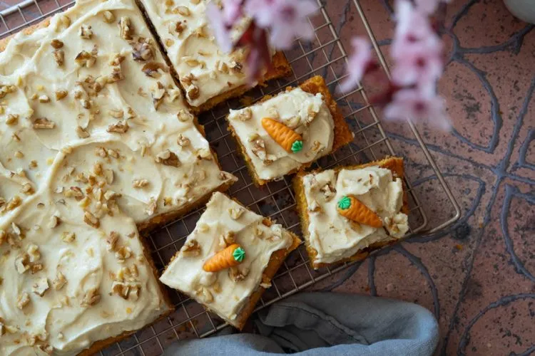 Frische Zutaten für das Rüblikuchen Rezept: Karotten, Zitronen, Mandeln, Eier und Öl bereit zum Backen.