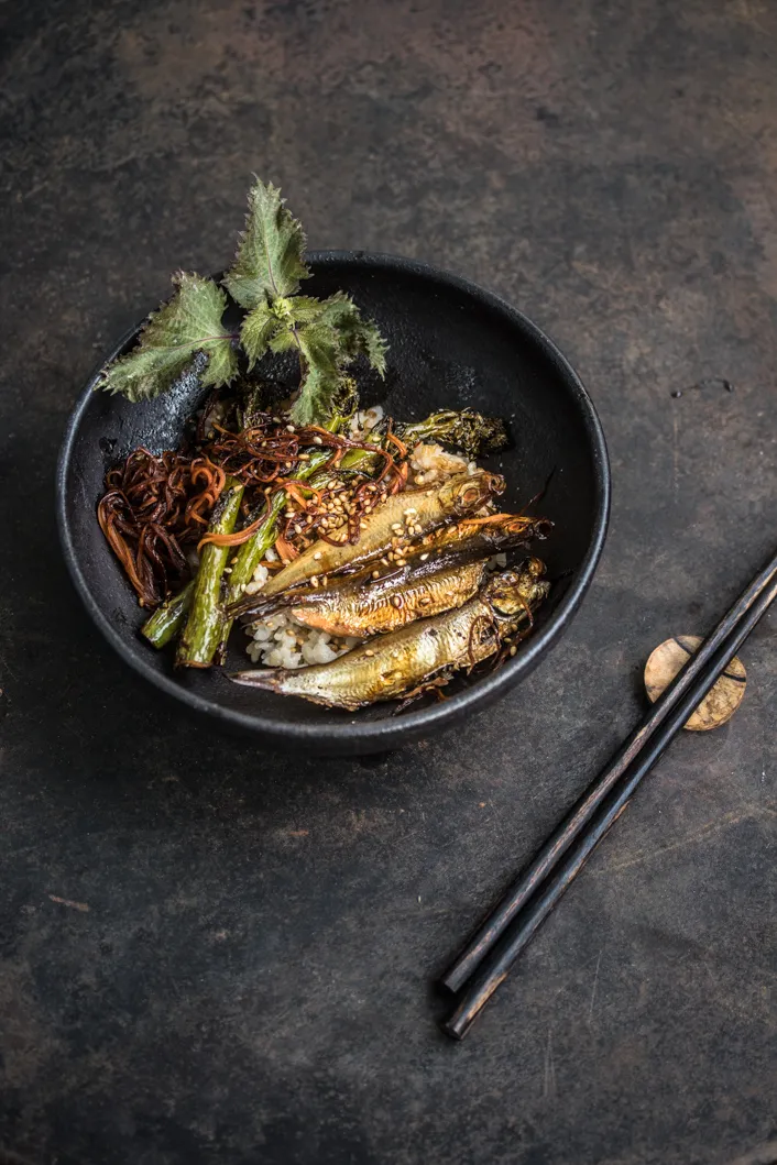 Frische Zutaten für das Sprotten Rezept: Wildbrokkoli, feine Karottenspäne und Gewürze für die japanische Marinade