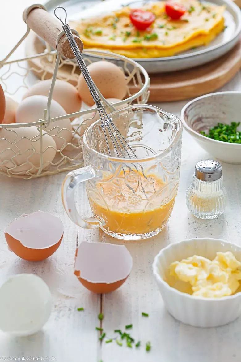 Frische Zutaten für ein einfaches Omelett