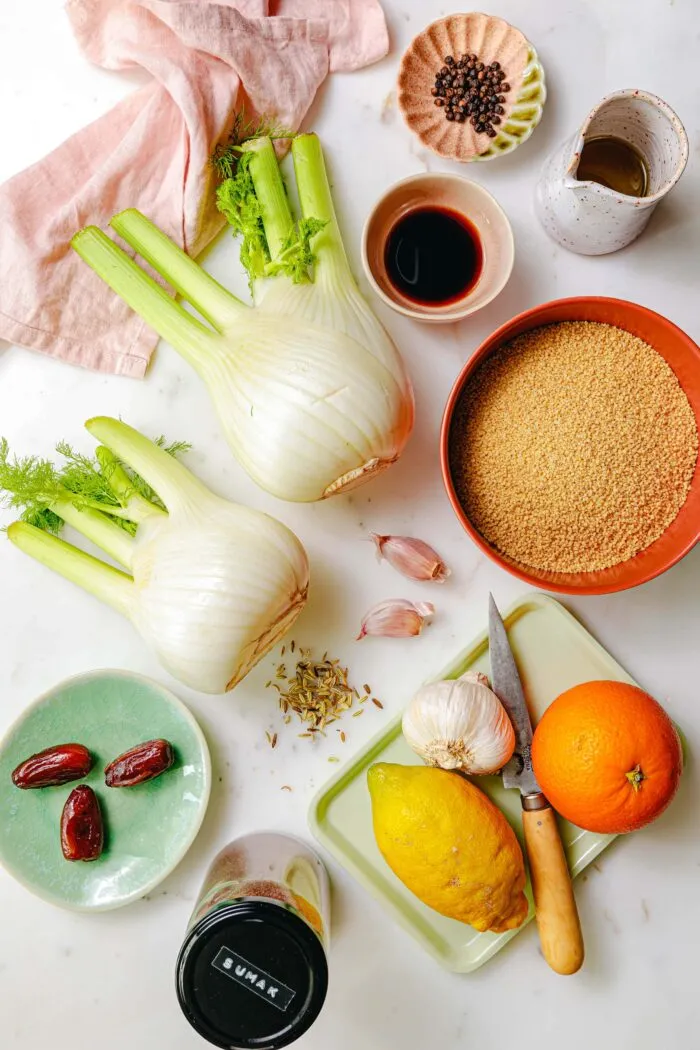 Frische Zutaten für ein gesundes Fenchelgericht mit aromatischen Kräutern und Gewürzen