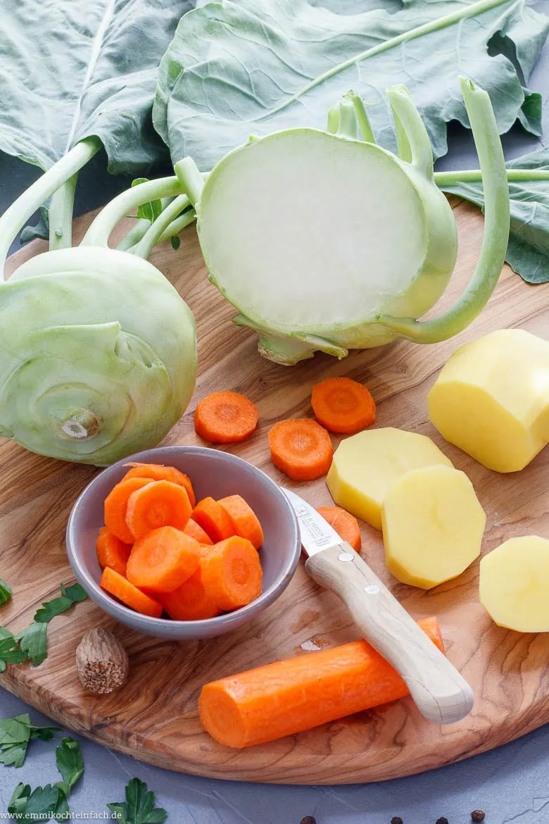Frische Zutaten für ein gesundes Kohlrabi Hauptgericht: Kohlrabi, Kartoffeln und Möhren bereit zur Zubereitung