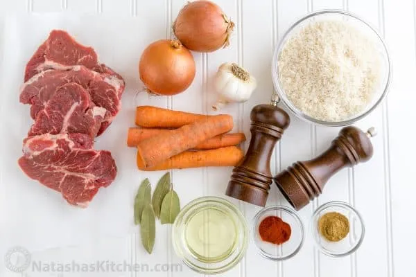 Frische Zutaten für ein herzhaftes Plov mit Rindfleisch: Zwiebeln, Karotten, Gewürze und zartes Fleisch