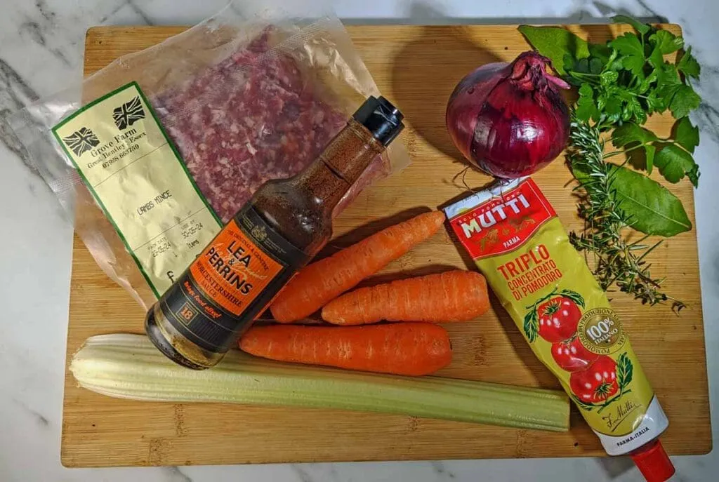 Frische Zutaten für ein klassisches Shepherd's Pie Rezept, inklusive Lammhackfleisch und Gemüse