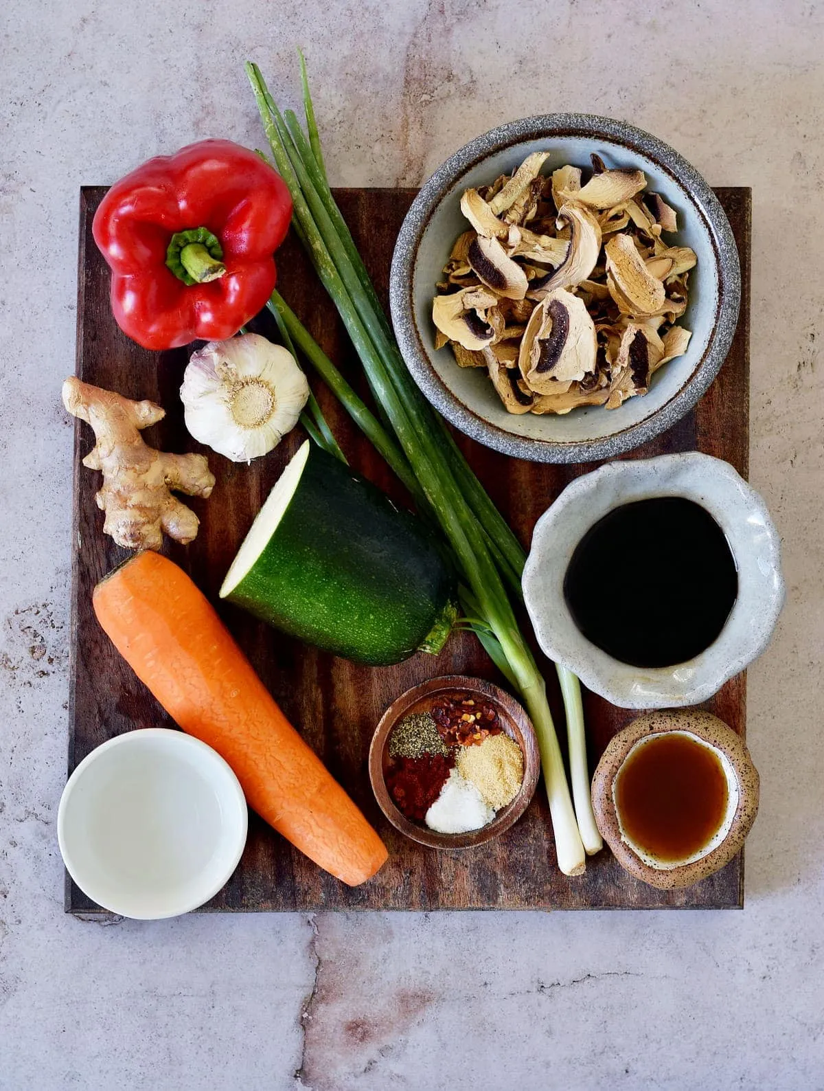 Frische Zutaten für eine gesunde asiatische Gemüsepfanne: Nudeln, Gemüse und Soße
