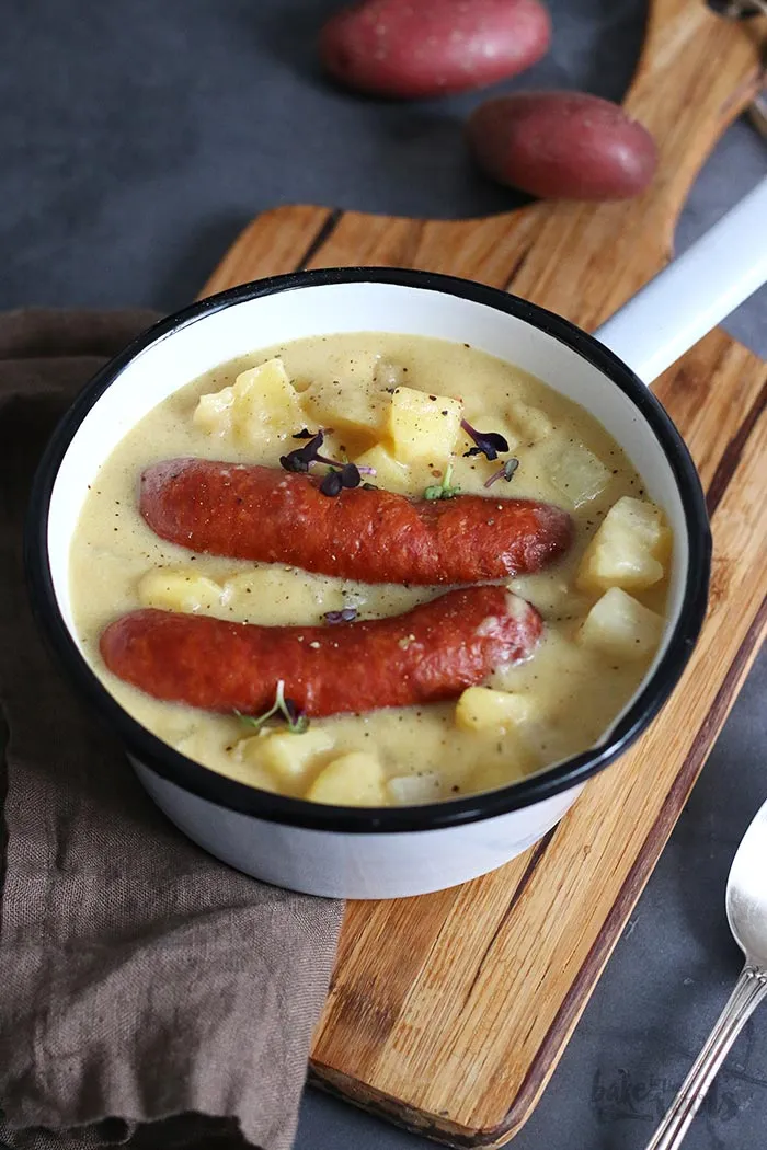 Frische Zutaten für eine Kohlrabisuppe: Kartoffeln, Kohlrabi, Zwiebel, Knoblauch und Dijon Senf