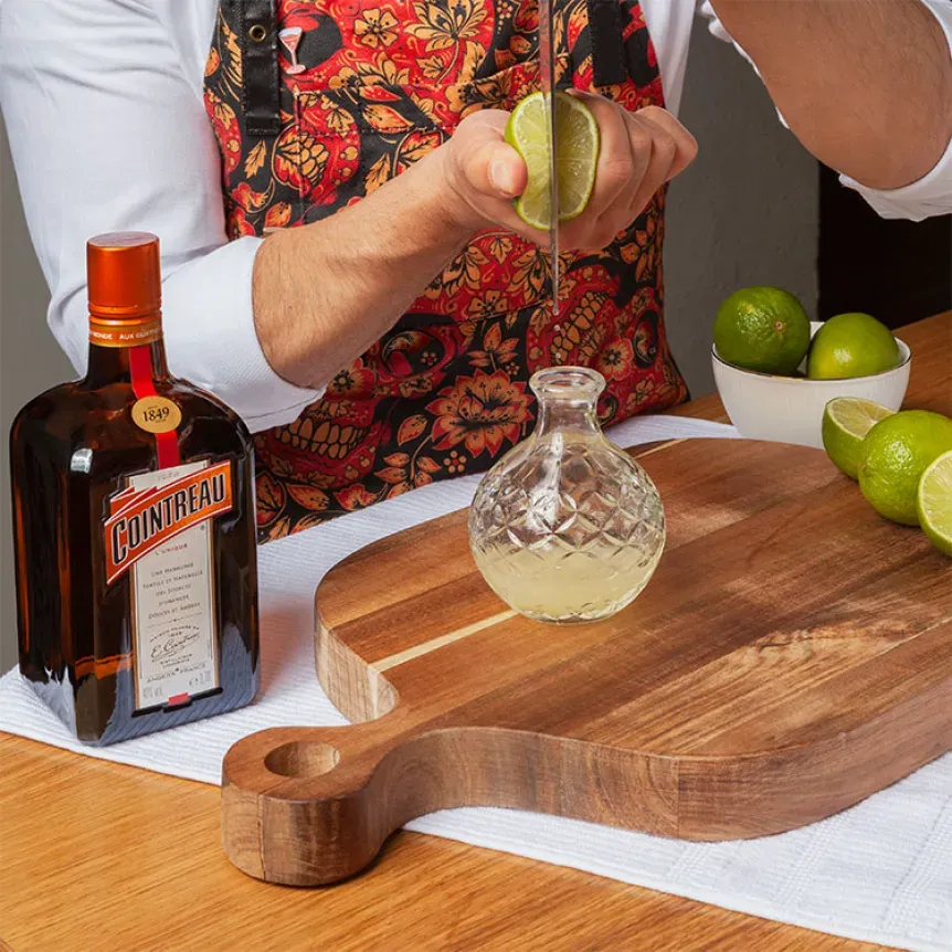 Frischen Limettensaft von Hand pressen, um die besten Aromen für den Cosmopolitan zu extrahieren.