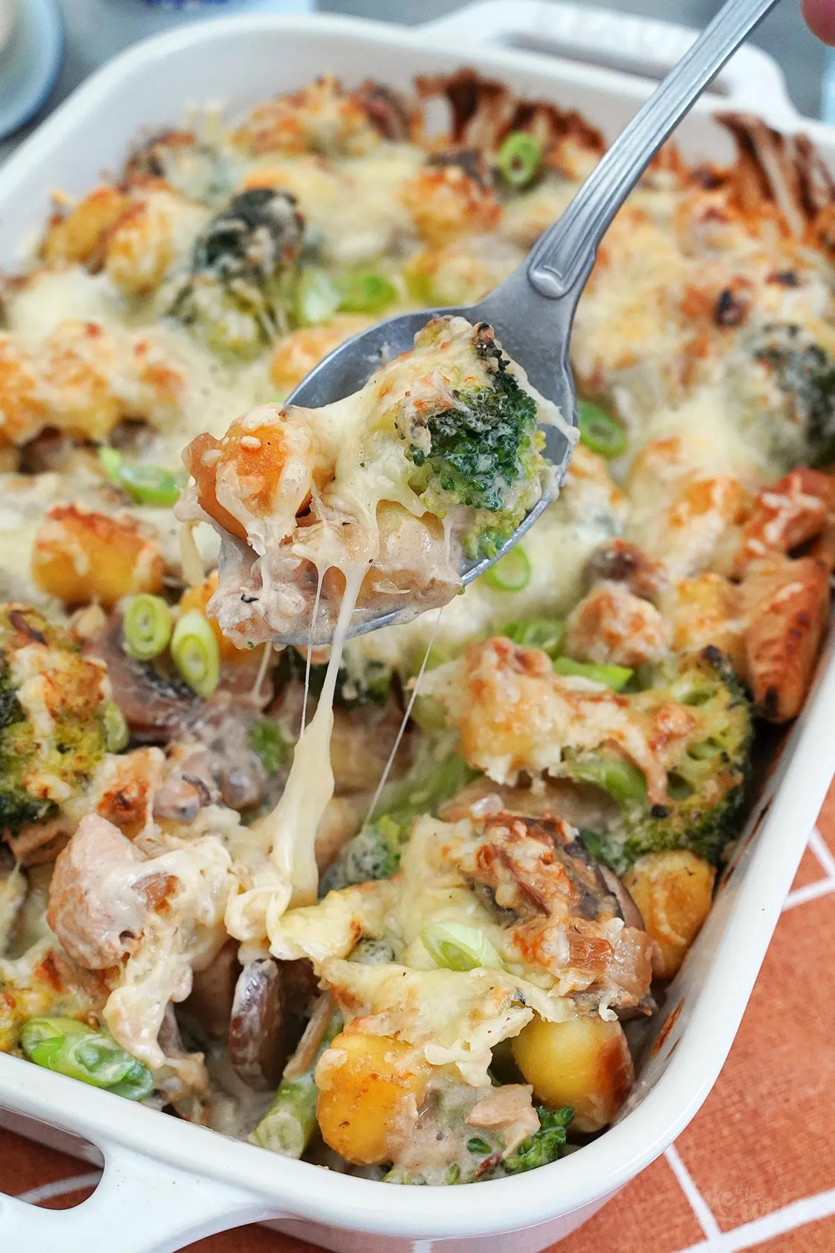 Frischer Brokkoli Auflauf mit Hähnchen und Champignons, fertig zum Servieren