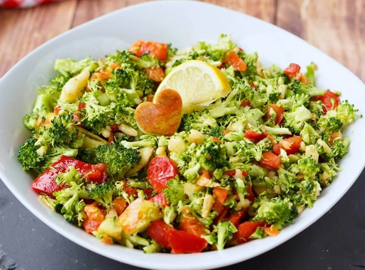 Frischer Brokkoli Salat mit Äpfeln und Pinienkernen, schnell zubereitet im Thermomix