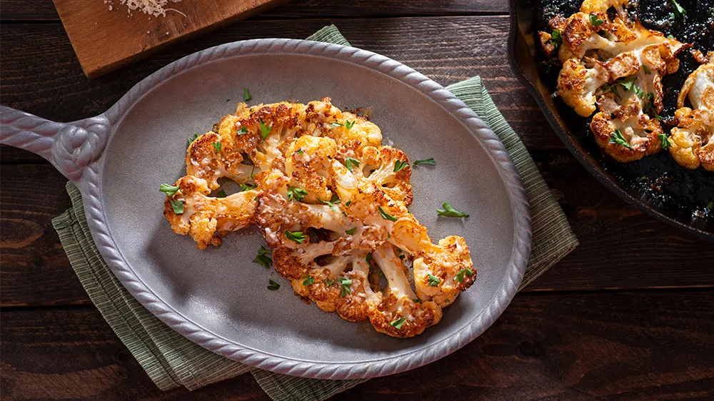 Frischer Brokkoli-Salat mit knusprigem Speck und Dressing