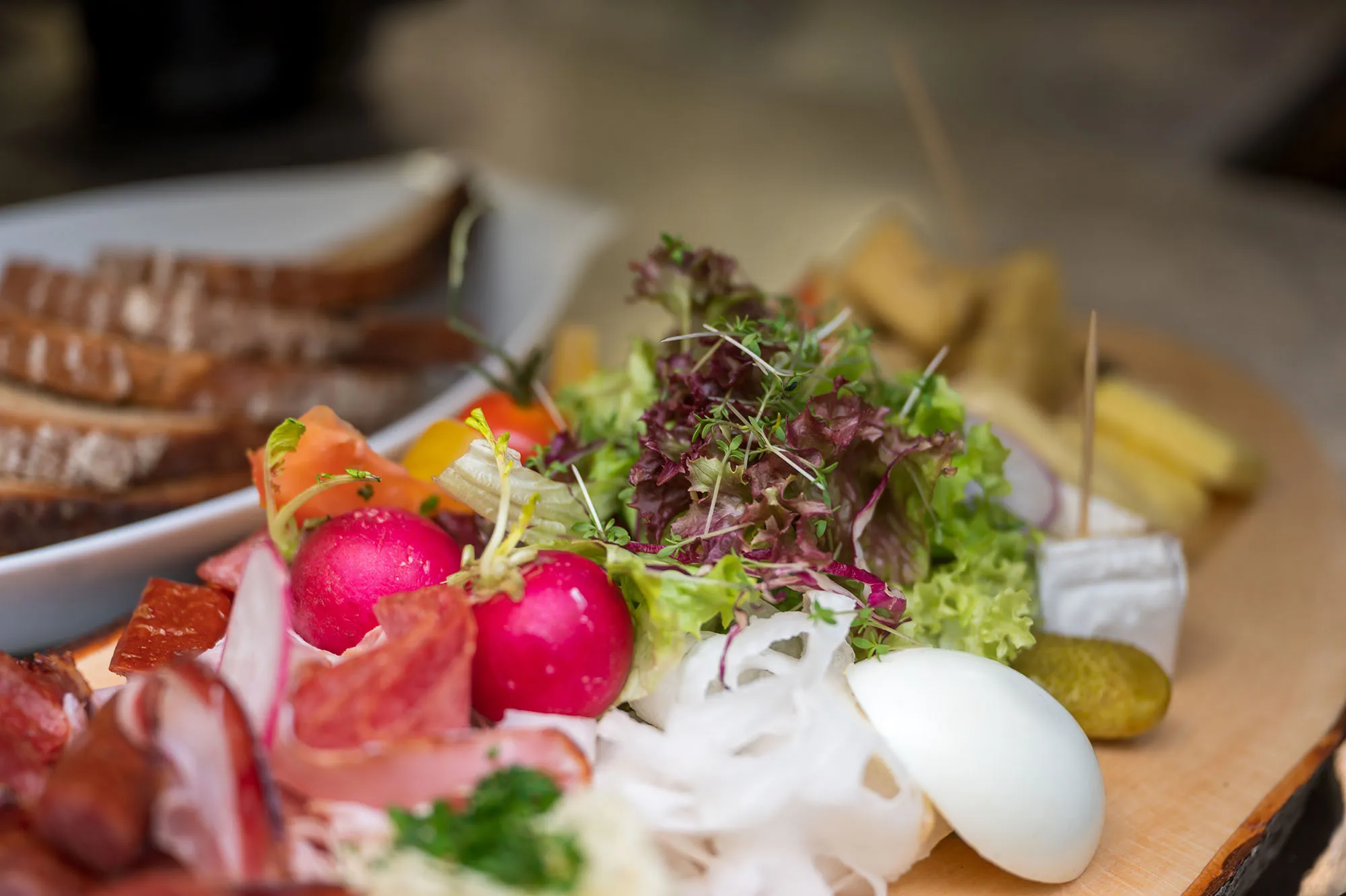 Frischer, bunter Blattsalat mit knackigem Gemüse und hausgemachtem Dressing, eine gesunde Option im Gasthof Löwen