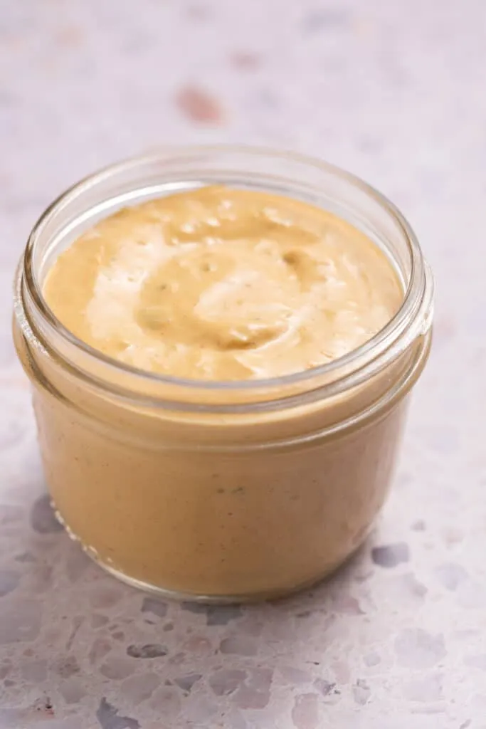 Frischer Burger mit leichter Soße, ein Beispiel für ein kalorienreduziertes Mahl, das dennoch satt macht.