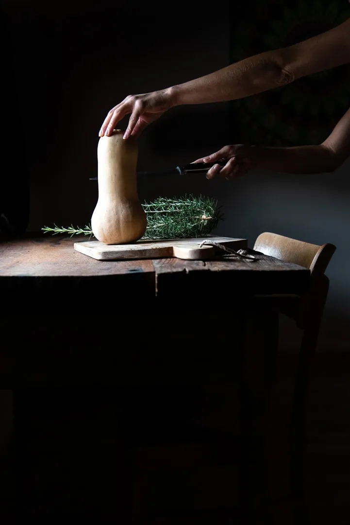 Frischer Butternut-Kürbis bereit zur Zubereitung