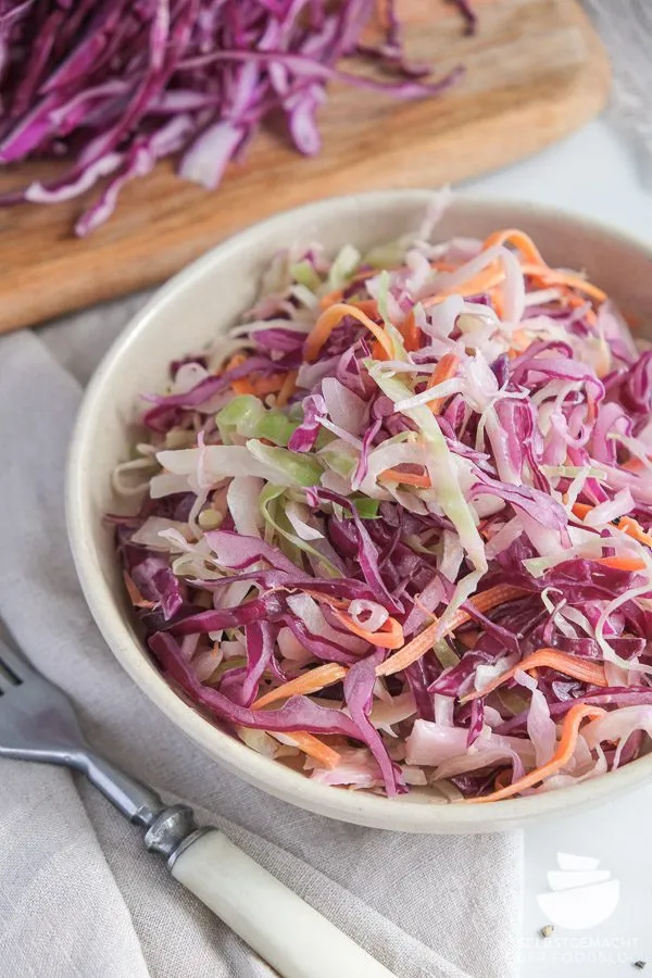 Frischer Coleslaw, ein amerikanischer Krautsalat, der eine knackige und erfrischende Beilage zu herzhaften Raclette Ideen bietet.