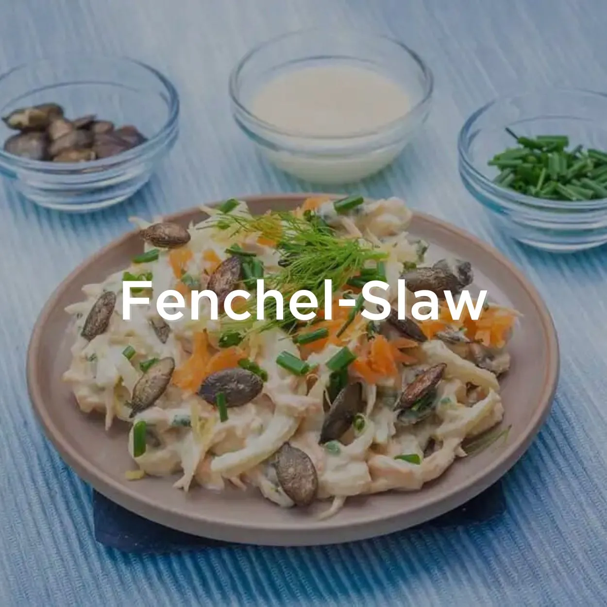 Frischer Fenchel-Slaw, zubereitet mit einem Gemüsehobel, appetitlich angerichtet