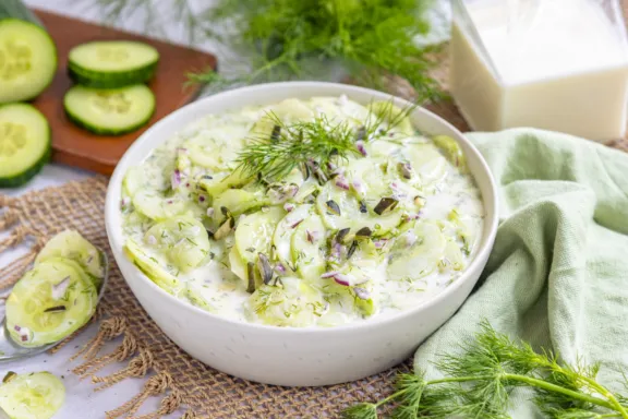 Frischer Gurkensalat mit Dill und saurer Sahne