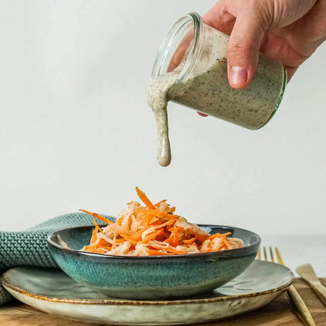 Frischer Karotten-Rettichsalat mit Zedernussmus, ein leichtes und basisches Rezept