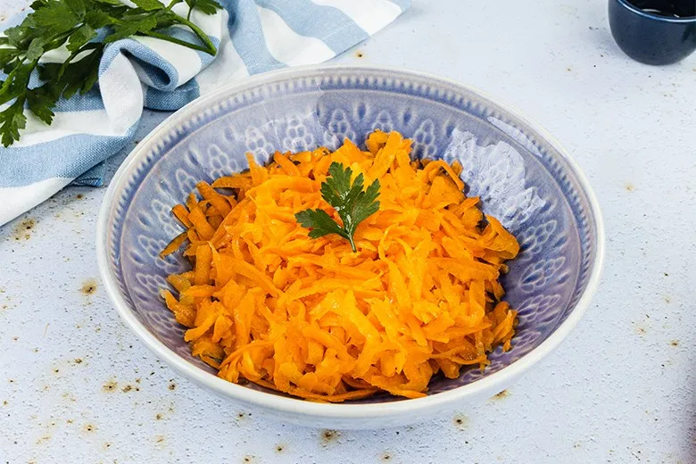 Frischer Karottensalat mit Vitaminen für eine gesunde Verdauung