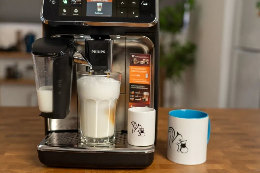 Frischer Latte Macchiato mit Milchschaum aus dem Philips LatteGo 5400 EP5447/90 Kaffeevollautomat