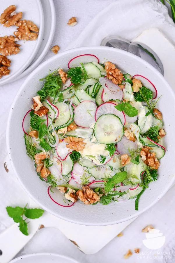 Frischer, leichter Gurkensalat mit Dill, eine erfrischende Ergänzung zu den reichhaltigen Raclette Ideen und Beilagen.