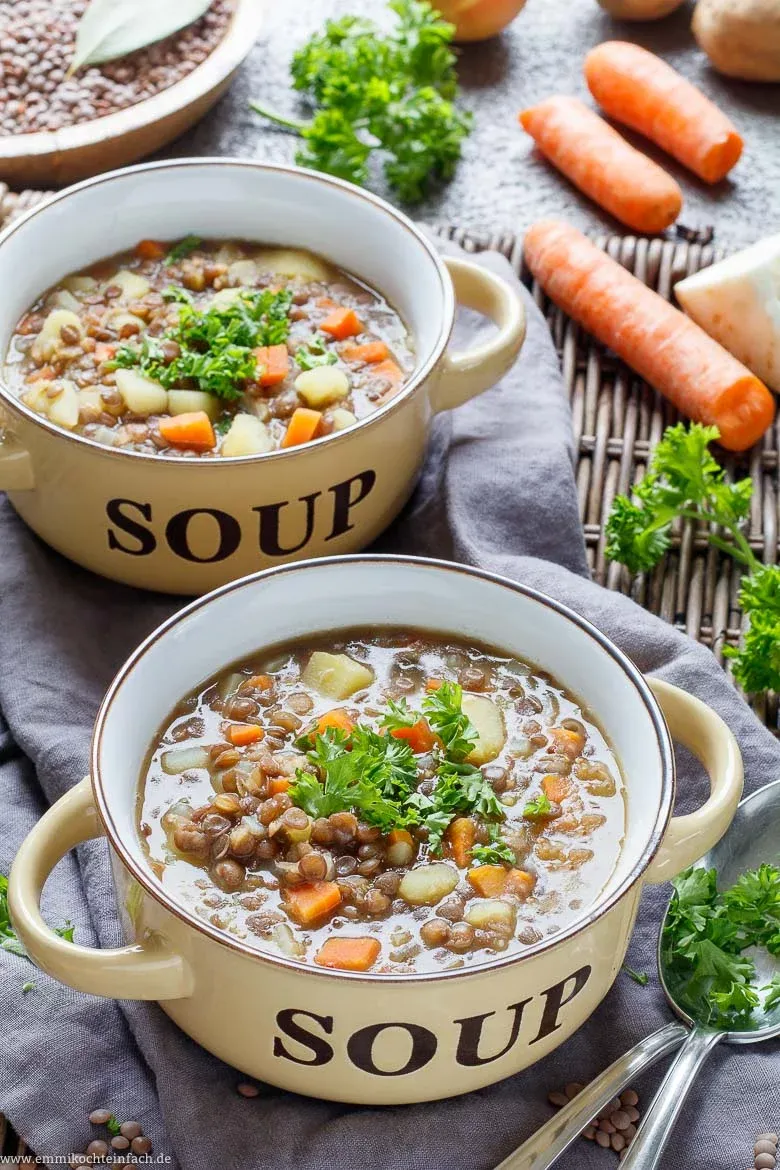 Frischer Linseneintopf wird in eine Schale geschöpft, bereit für den Genuss