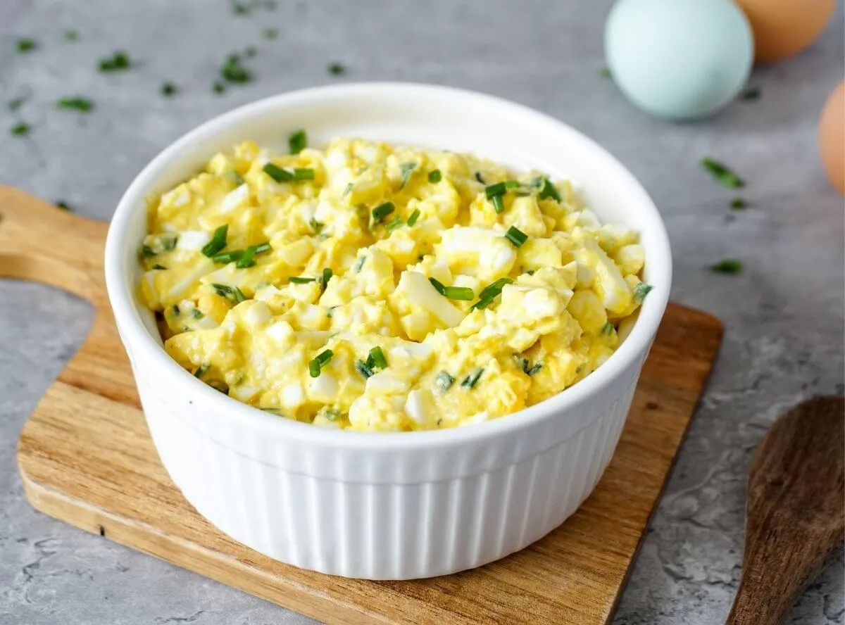 Frischer Low-Carb Eiersalat mit Kräutern und Mayonnaise, ideal für das leichte Mittagessen