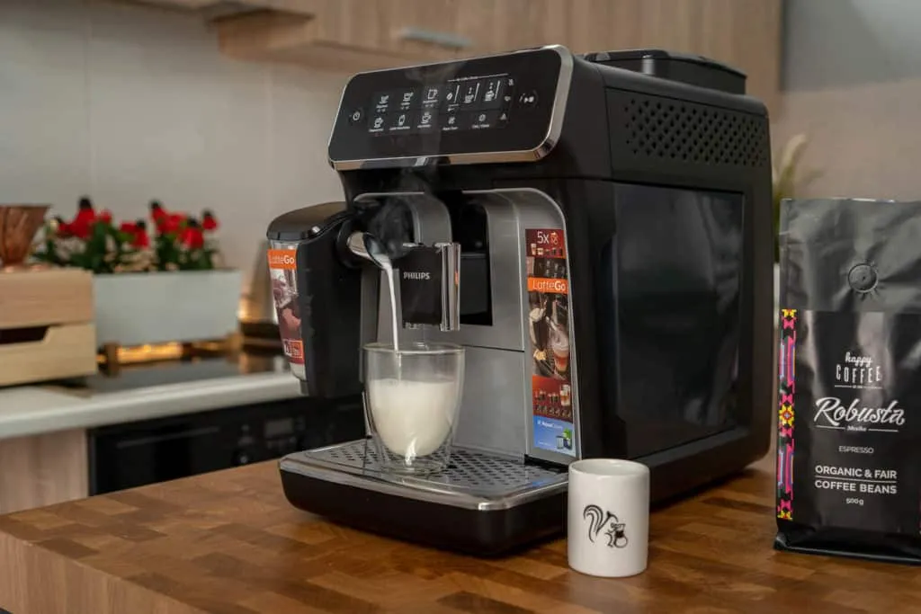 Frischer Milchschaum für Latte Macchiato oder Cappuccino vom Philips LatteGo 3200 Kaffeevollautomat