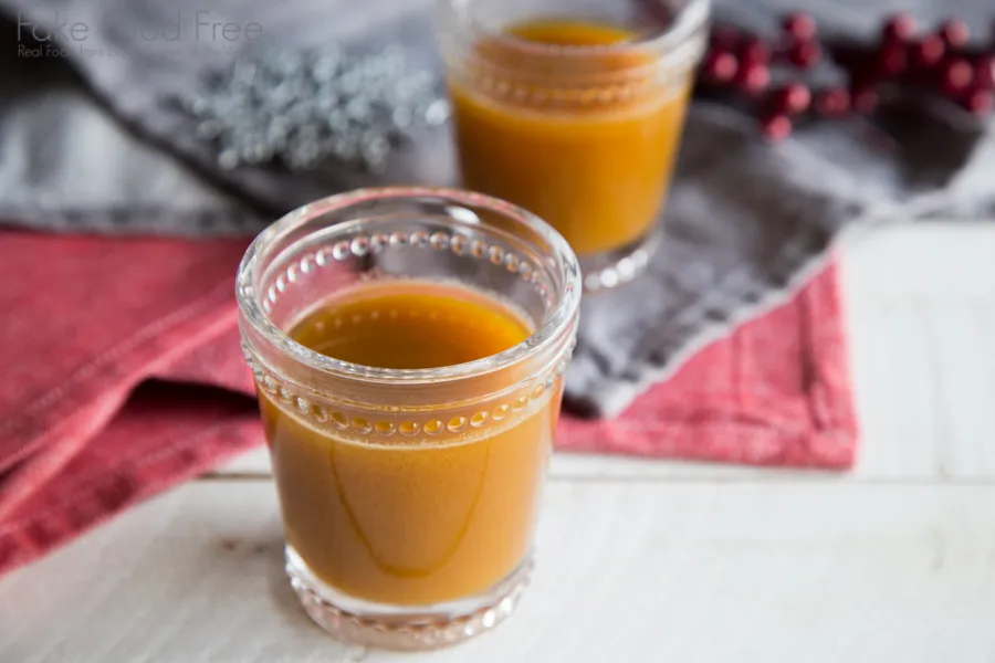 Frischer naturtrüber Apfelmost in einer Flasche, die Basis für unseren selbstgemachten Apfelpunsch.
