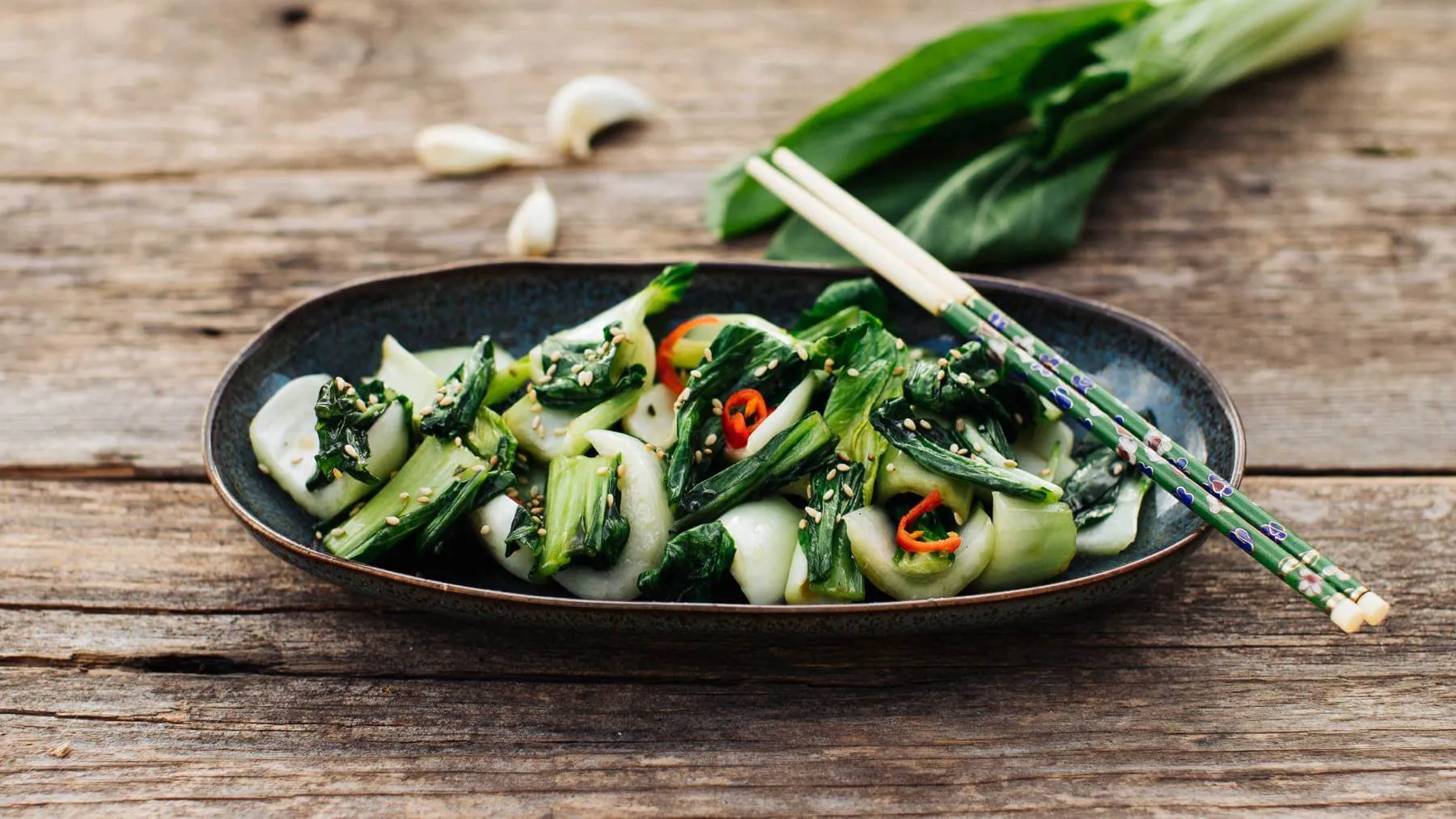 Frischer Pak Choi, kurz im Wok gebraten mit Knoblauch und Sojasauce, ein einfaches und gesundes chinesisches Gemüsegericht