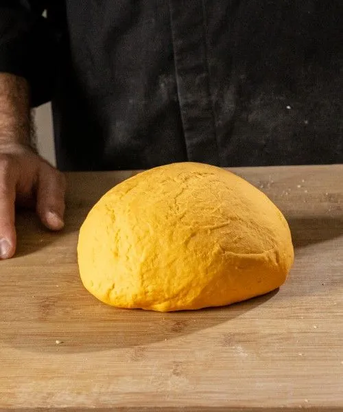 Frischer Pastateig auf einer Holzoberfläche