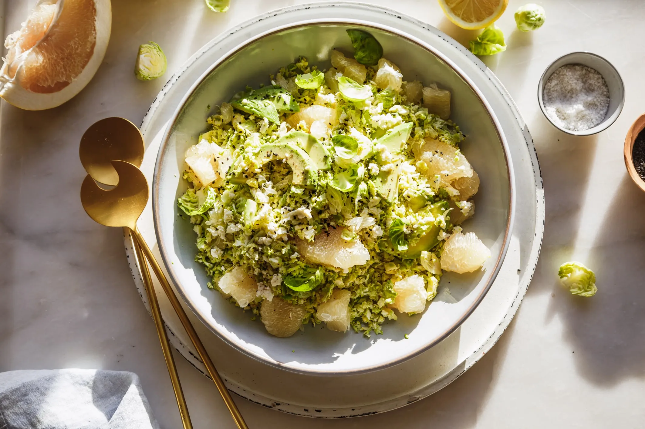 Frischer Rosenkohlsalat mit Pomelo, Avocado und Nüssen