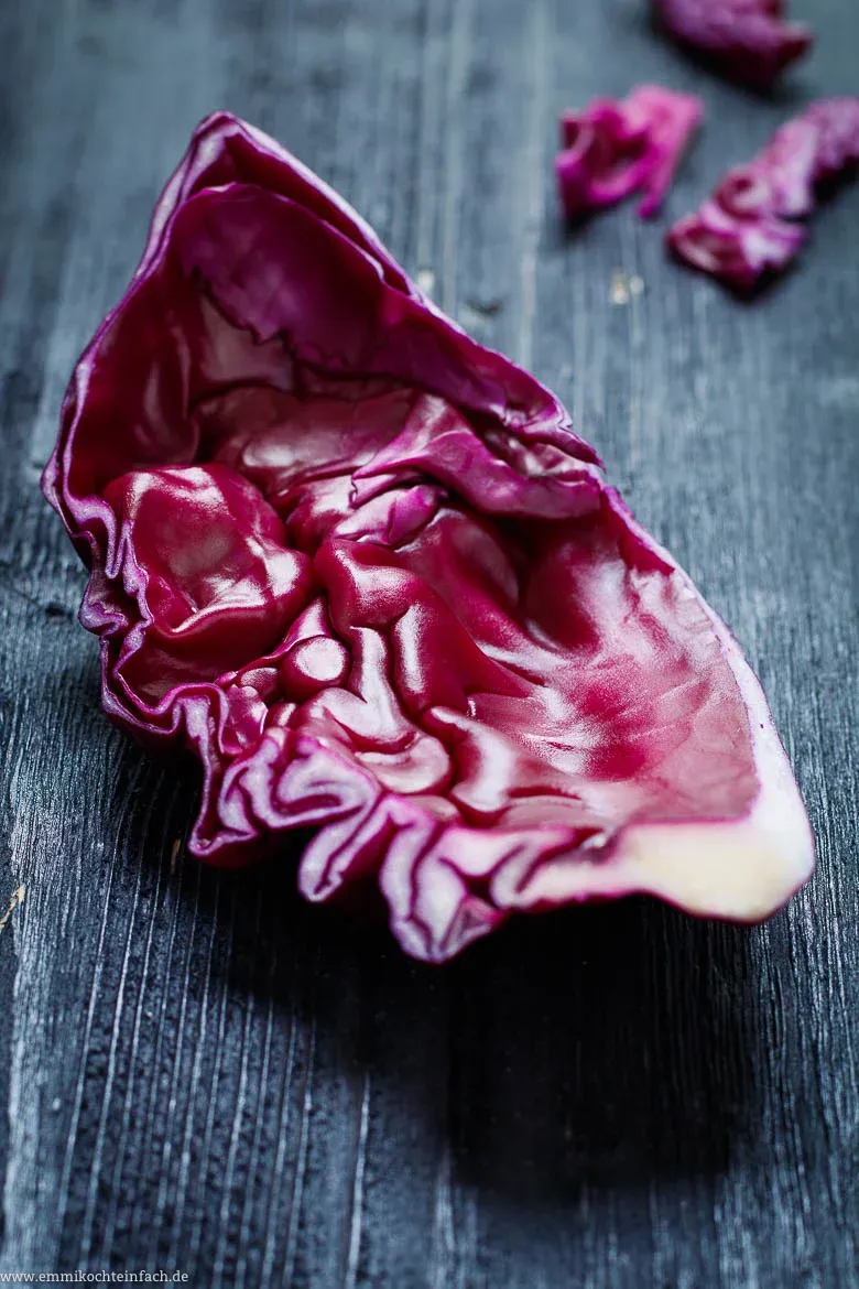 Frischer Rotkohl in einer Schüssel, bereit für die Zubereitung, mit seinem leuchtenden Violett, ein gesundes Kohlgemüse.